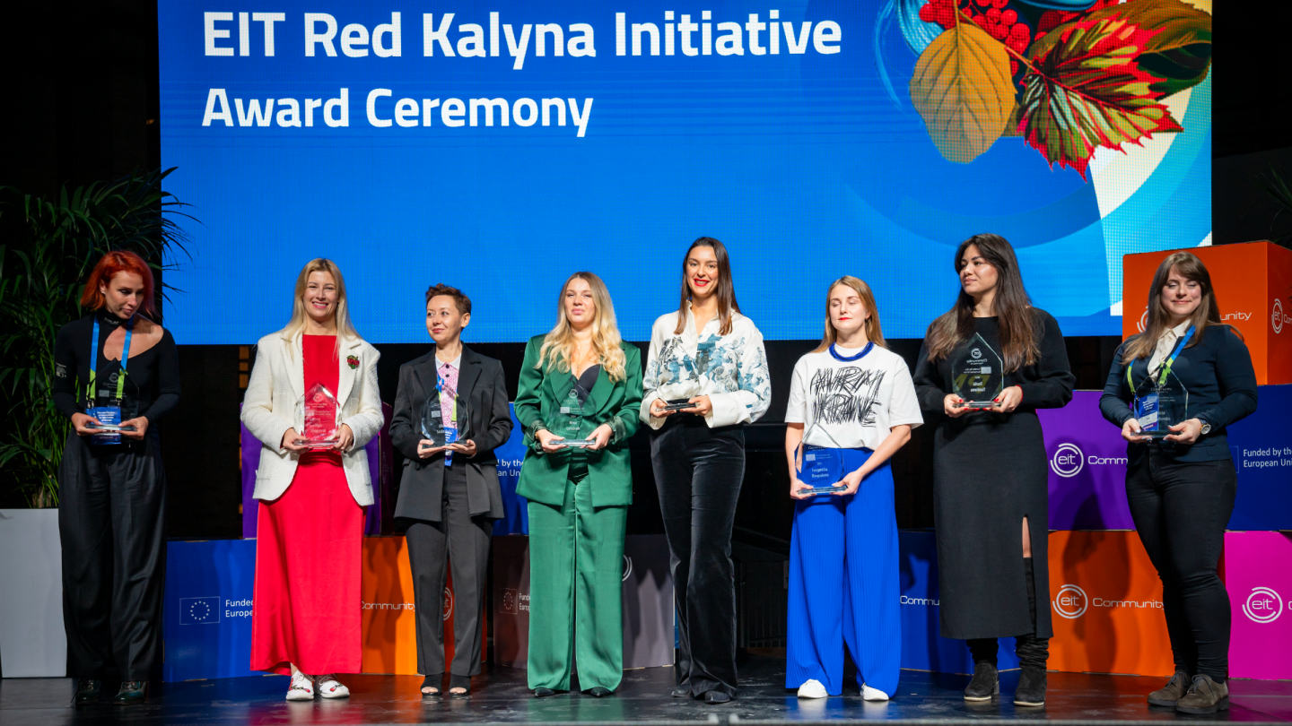 Daria Yaniieva receiving EIT Red Kalyna Award